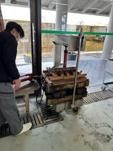スタッフさんと紙漉きの機械