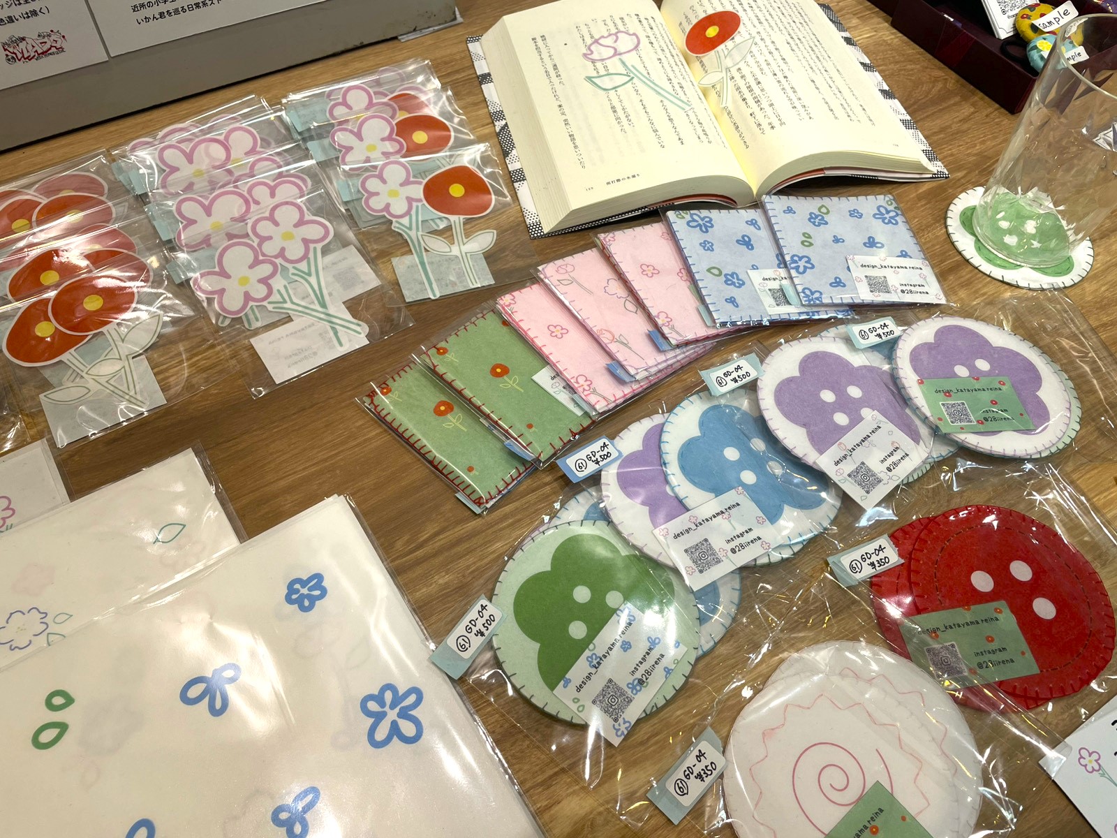 不織布作品が並ぶ