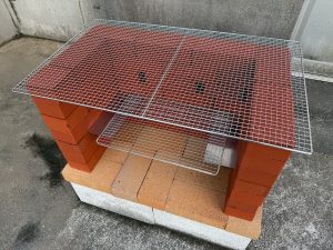 レンガで組み立てたバーベキューコンロ