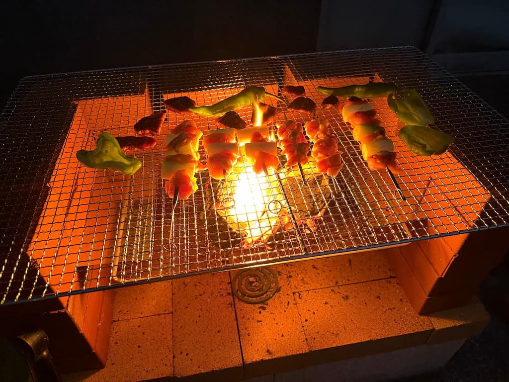 香ばしい焼き鳥と野菜
