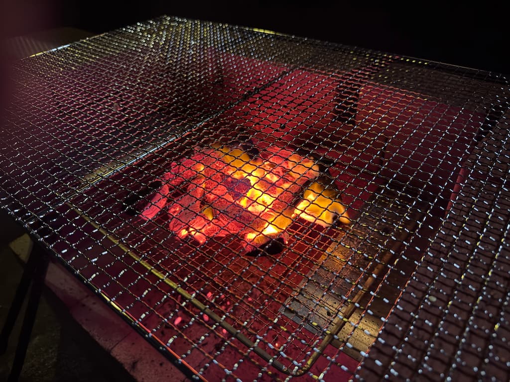 バーベキューコンロで炭火を起こしたところ