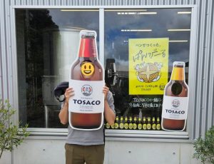 トサコの顔だしボードから顔を出している男性