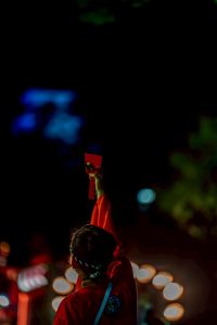 鳴子を高く掲げる踊り子