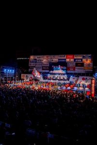 盛り上がる会場