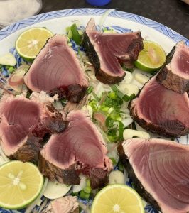 カツオの藁焼きを盛り付けたところ