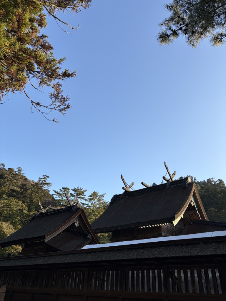 陽光の下の御神座