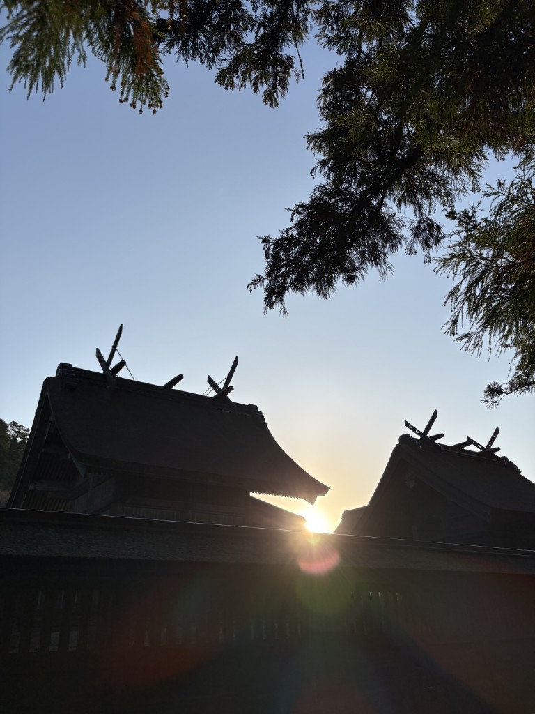 朝日が指す御神座