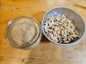 薄皮を剥いて炒ったピーナッツと、ピーナッツバター