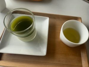 抹茶プリンと緑茶