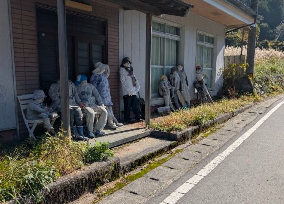 名頃かかしの村の人形が並んでいる風景のサムネイル画像